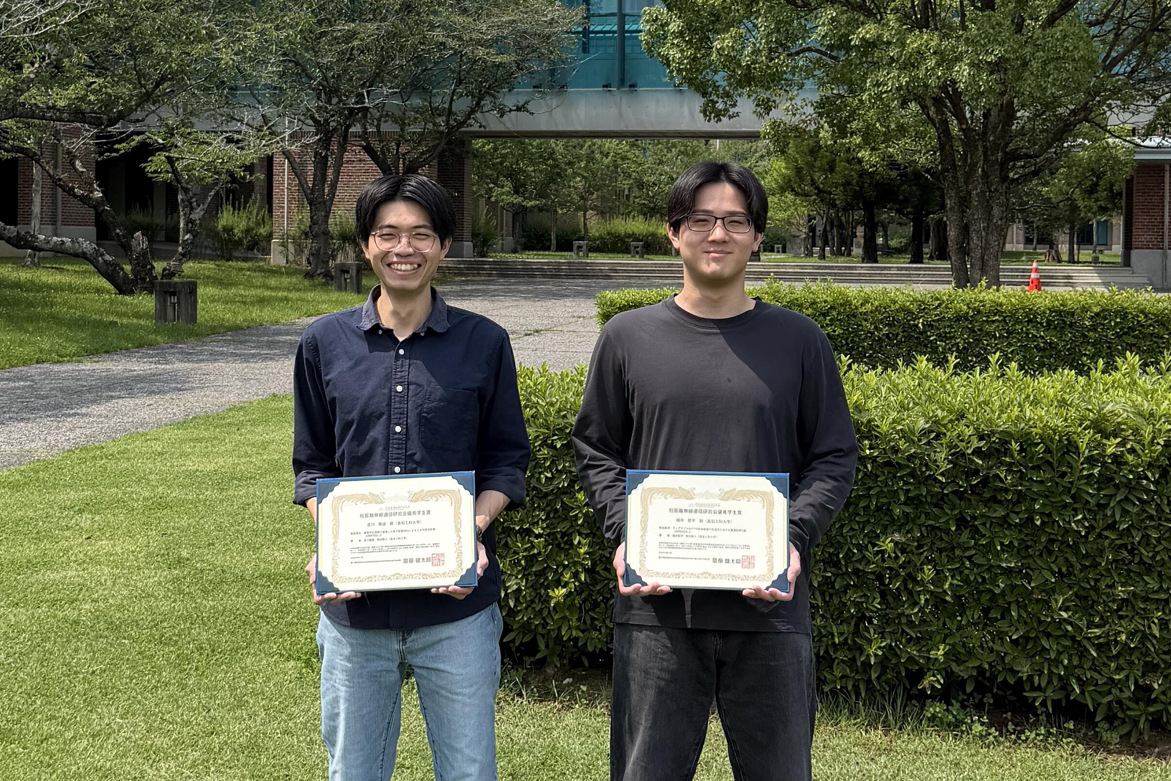 優秀学生賞を受賞したM2宮川さん，M2福井さん